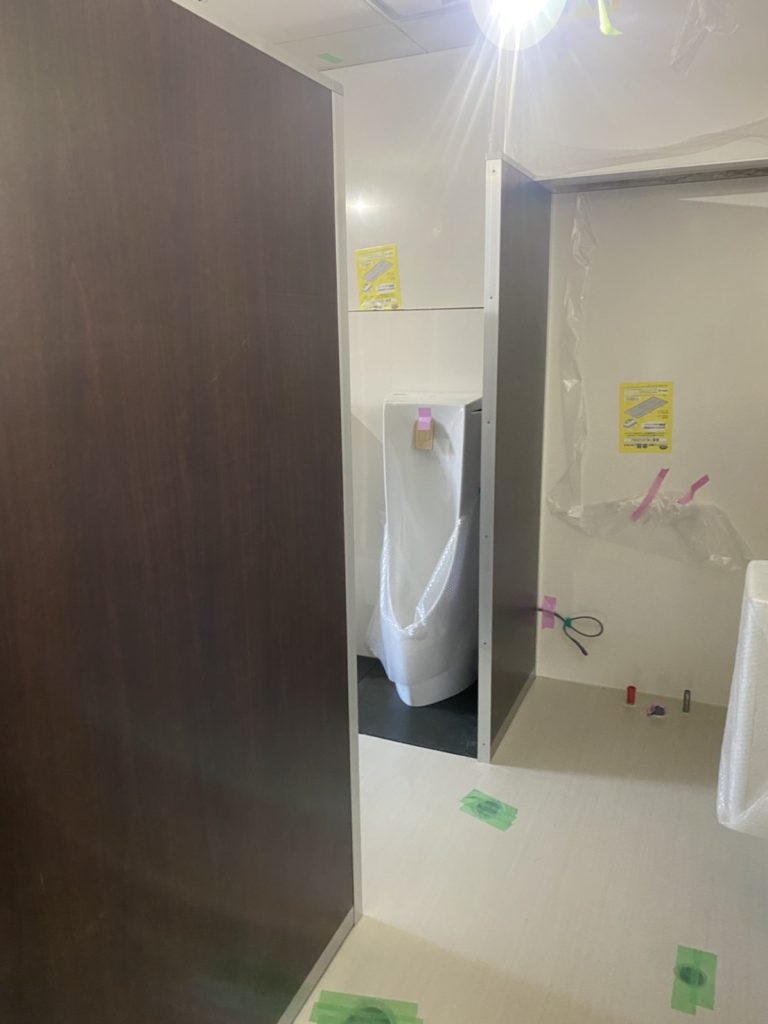 木目トイレブース納品｜事例紹介｜株式会社トップロード｜パーテーション専門業者として自由な空間を演出。